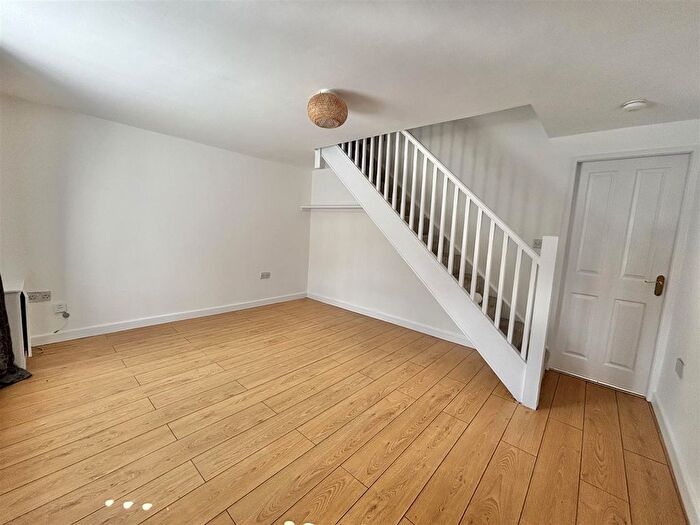 2 Bedroom End Of Terrace House To Rent In Hague Street, Glossop, SK13