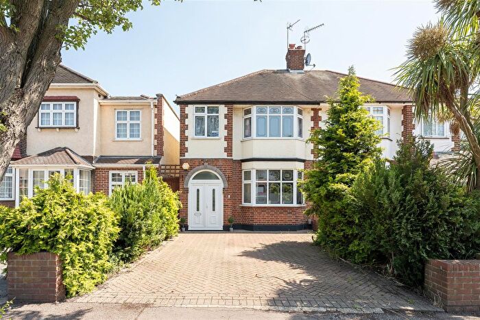 3 Bedroom Property For Sale In South View Drive, South Woodford, E18