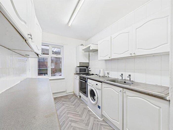 1 Bedroom Flat For Sale In Erskine Crescent, London, N17