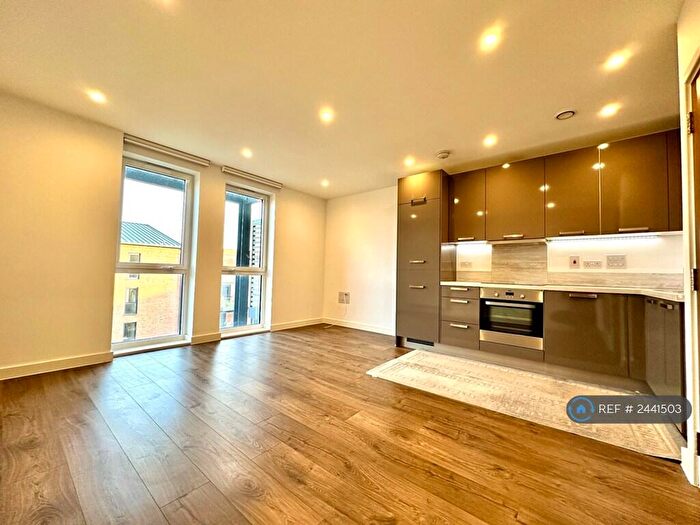 2 Bedroom Flat To Rent In Hallington Court, Edgware, HA8