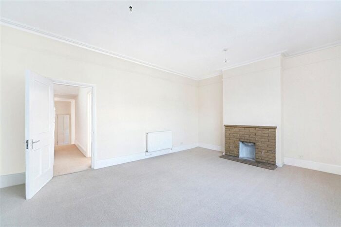 3 Bedroom Flat To Rent In Church Street, Weybridge, KT13