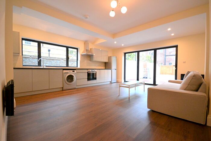 3 Bedroom Flat To Rent In Cottington Street, Kennington, SE11