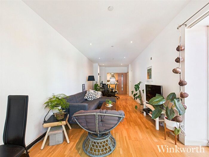 2 Bedroom Flat To Rent In Uxbridge Road, London, Uk, W5