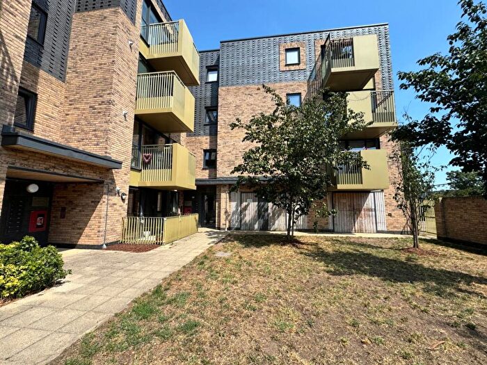 2 Bedroom House For Sale In Carnarvon Close, Southend-On-Sea, SS2