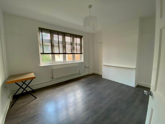 2 Bedroom Flat To Rent In Balham High Road, London, SW17