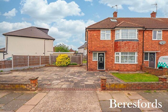 3 Bedroom End Of Terrace House For Sale In Heron Way, Cranham, RM14