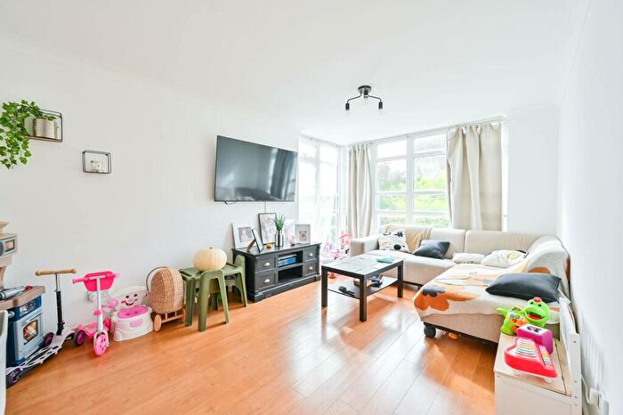 2 Bedroom Flat To Rent In Eleanor Close, Canada Water, London, SE16