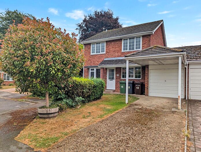 4 Bedroom Semi-Detached House To Rent In Wickham, PO17