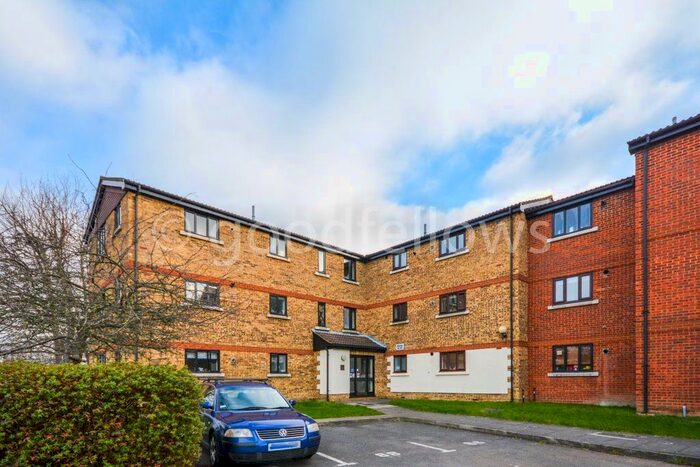 2 Bedroom Flat To Rent In Birchwood Close, Morden SM4