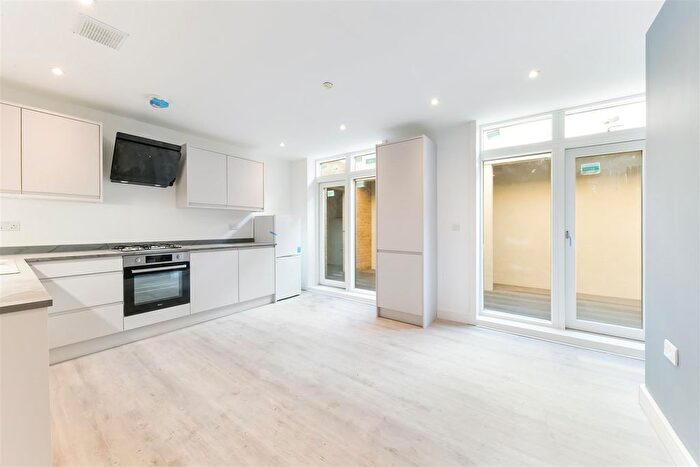 3 Bedroom Flat To Rent In Kingston Road, London, SW19