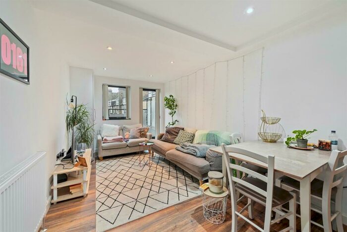 2 Bedroom Flat To Rent In Balham High Road, London, SW12