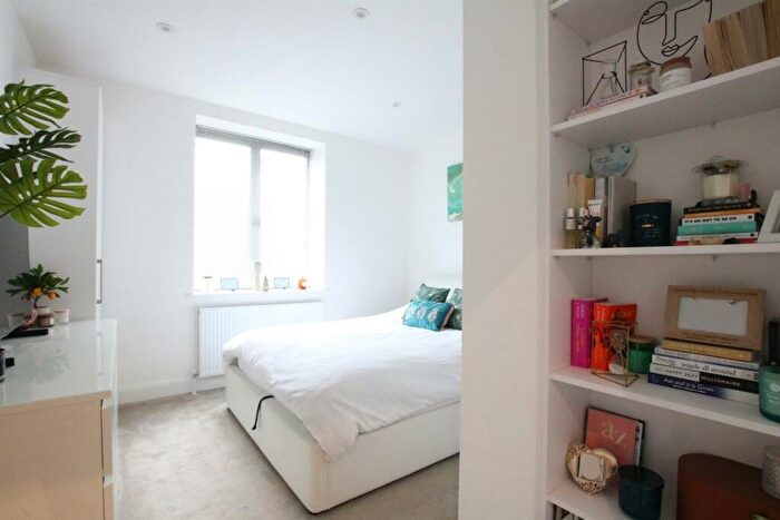 2 Bedroom Apartment For Sale In Kingston Road, Leatherhead, KT22