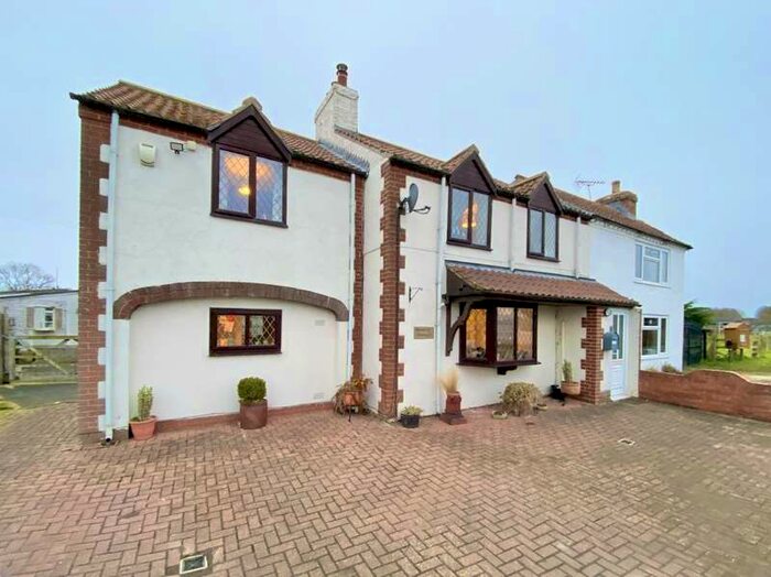 4 Bedroom Semi-Detached House For Sale In Thwing Road, Rudston, YO25