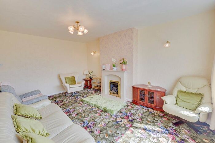 2 Bedroom Bungalow For Sale In Wrenbury Avenue, Leeds, West Yorkshire, LS16