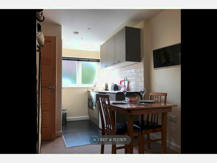Studio To Rent In Wootton Close, Luton, LU3