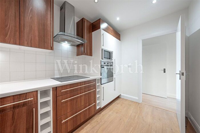 3 Bedroom Flat To Rent In Hendon Way, London, NW2