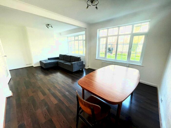 4 Bedroom Flat To Rent In Torrington Park, London, N12