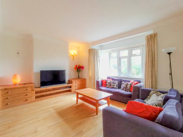 3 Bedroom Semi-Detached House To Rent In Ridge Hill, London, NW11