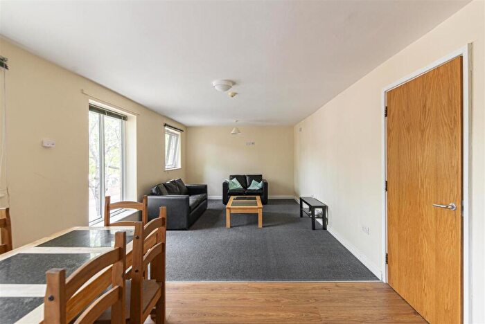 5 Bedroom Flat To Rent In Monday Crescent, City Centre, Newcastle Upon Tyne, NE4