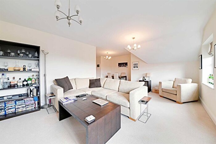 2 Bedroom Flat To Rent In Regal Court, Mill Hill, NW7