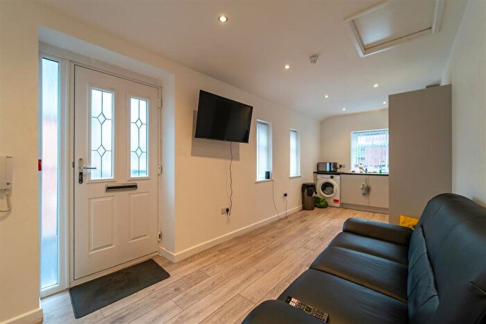 3 Bedroom House To Rent In Oak Tree Lane, Birmingham, B29