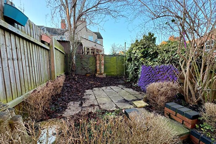 2 Bedroom End Of Terrace House To Rent In Alexandra Road, Rugby, CV21