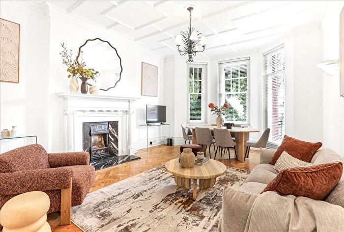 2 Bedroom Flat To Rent In Oakwood Court, London, W14