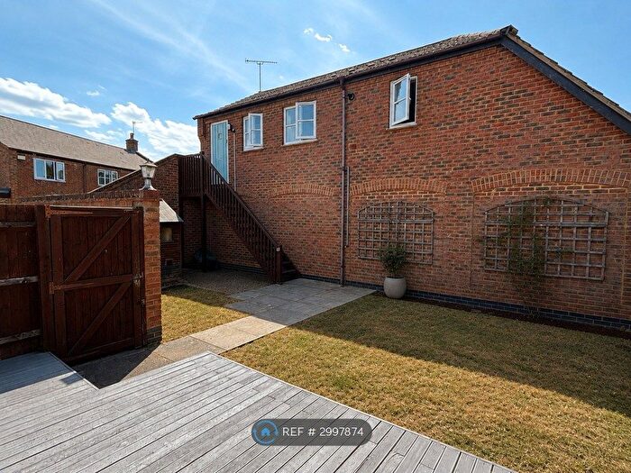 1 Bedroom Detached House To Rent In Woodford Close, Aylesbury, HP19