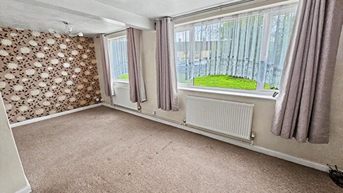 3 Bedroom Semi-Detached House For Sale In London Road, Roade, NN7