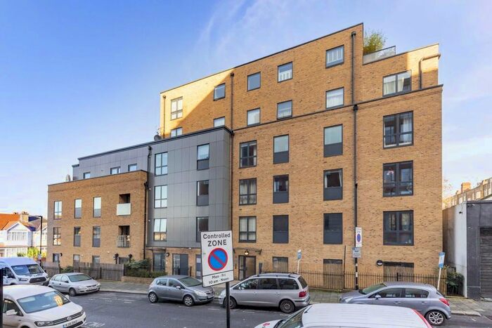 3 Bedroom Flat To Rent In Ardwell Road, London SW2