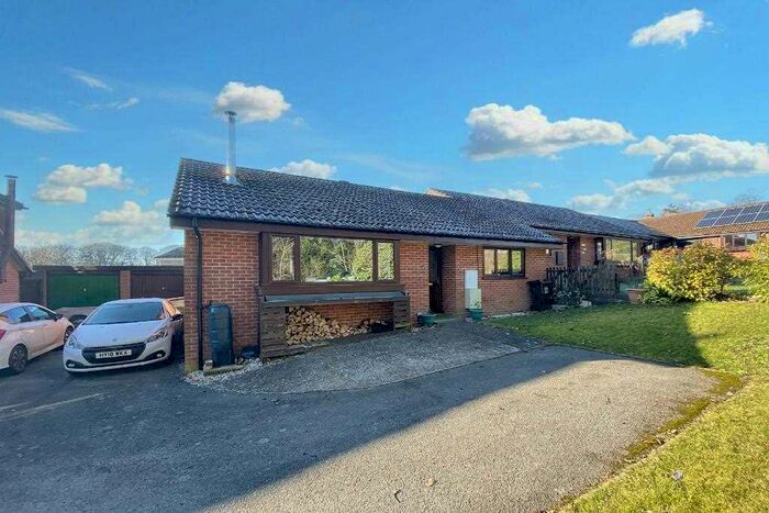 2 Bedroom Bungalow For Sale In Station Hill, Overton, RG25