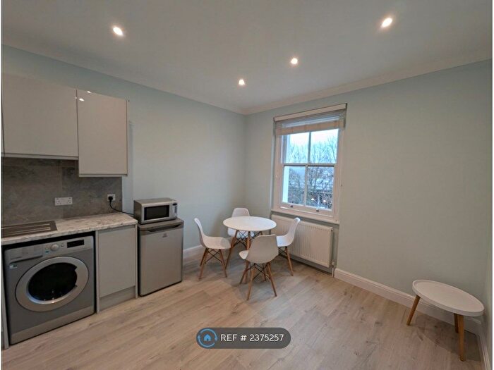 2 Bedroom Flat To Rent In Cambridge Gardens, London, W10