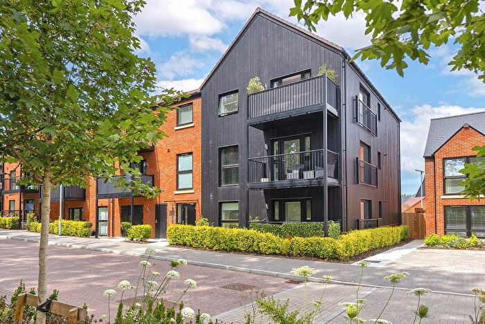 2 Bedroom Flat For Sale In Crimson Close, Kings Hill, ME19
