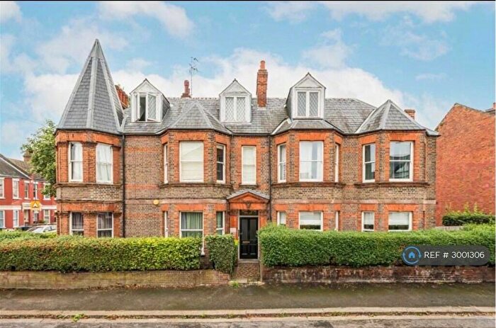 3 Bedroom Flat To Rent In Chapter Road, London, NW2