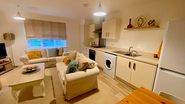 2 Bedroom Flat To Rent In Holly Way, Leeds, LS14