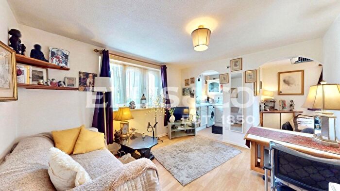 1 Bedroom Studio For Sale In Chartwell Close, Greenford, UB6