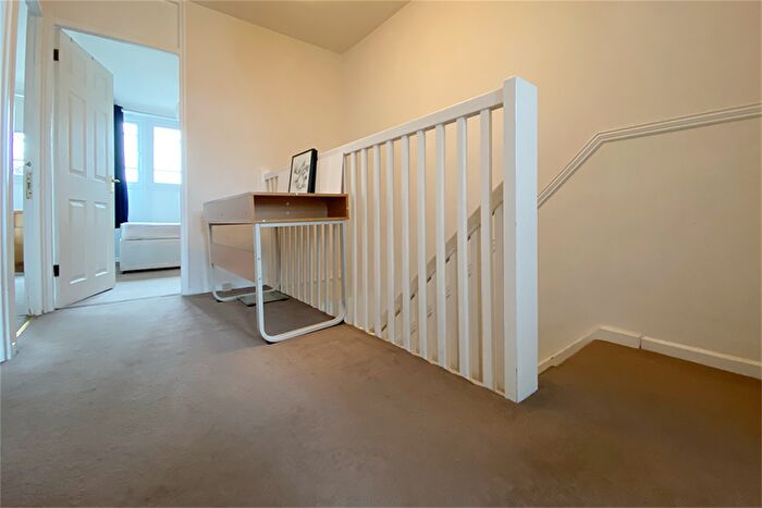 3 Bedroom Flat To Rent In Searles Close, London, SW11