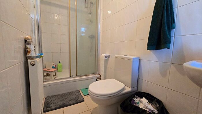 4 Bedroom Detached House For Sale In Rosher Close, London, E15