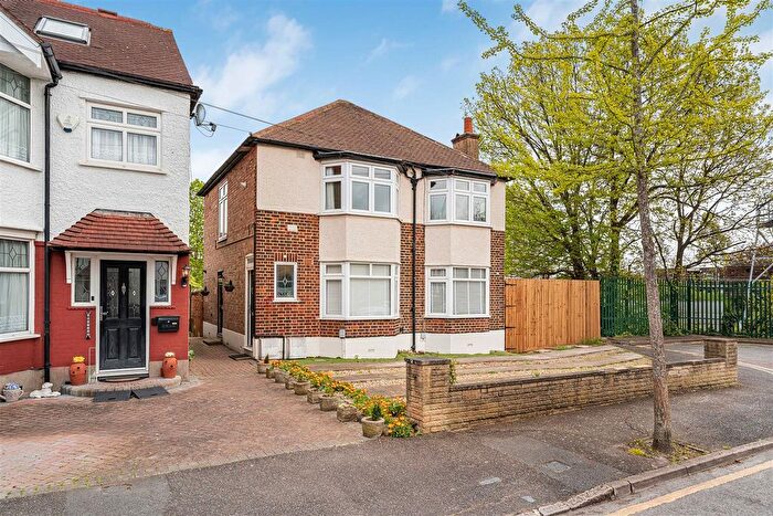 2 Bedroom Maisonette For Sale In Queens Grove Road, North Chingford, E4