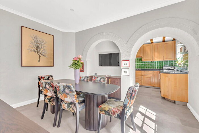 4 Bedroom Detached House For Sale In Totteridge Lane, Totteridge, N20