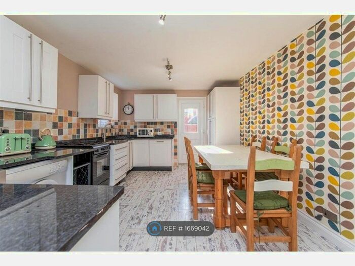 2 Bedroom Flat To Rent In Ashleigh Grove, West Jesmond, Newcastle Upon Tyne, NE2