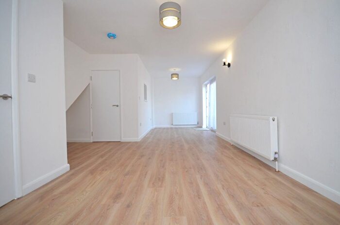 2 Bedroom End Of Terrace House To Rent In Mashie Road, Acton, W3