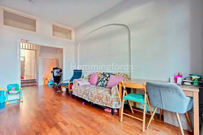 2 Bedroom Apartment To Rent In Broomfield Avenue, Palmers Green, N13
