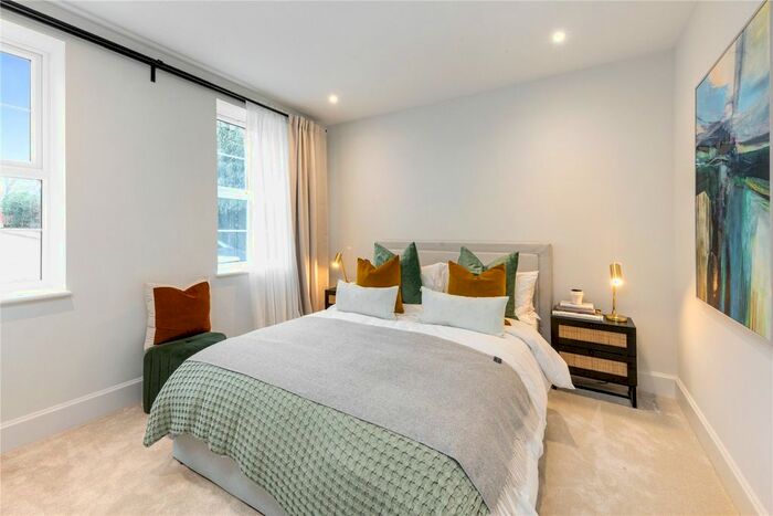 1 Bedroom Flat For Sale In Jubilee Gardens, Weybridge, Surrey, KT13