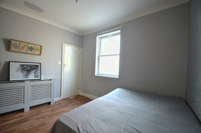 1 Bedroom Ground Flat To Rent In High Street, Addlestone, KT15