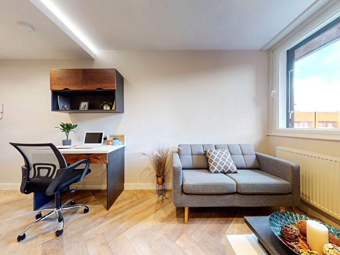 Apartment To Rent In Apt, Live Oasis Wade Lane #, LS2