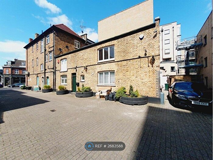 3 Bedroom Flat To Rent In Red Lion Square, London, SW18