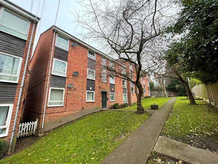 2 Bedroom Flat To Rent In Welton Grove, Hyde Park, Leeds, LS6