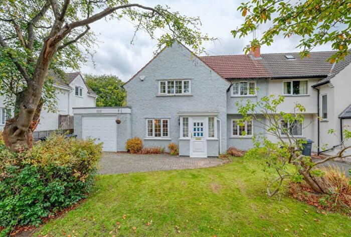4 Bedroom Semi-Detached House For Sale In May Lane, Birmingham, B14