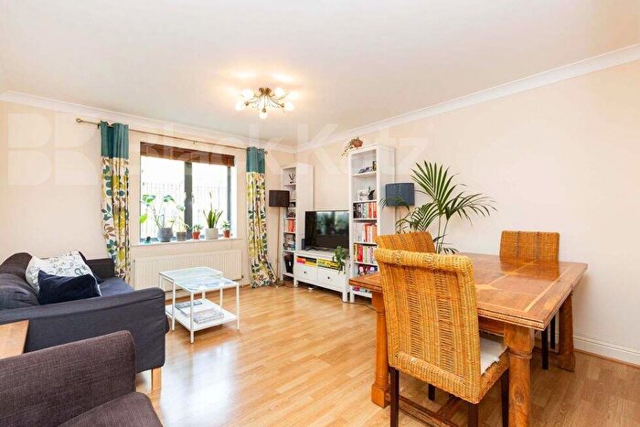 3 Bedroom Flat To Rent In Tollington Way, Holloway, N7